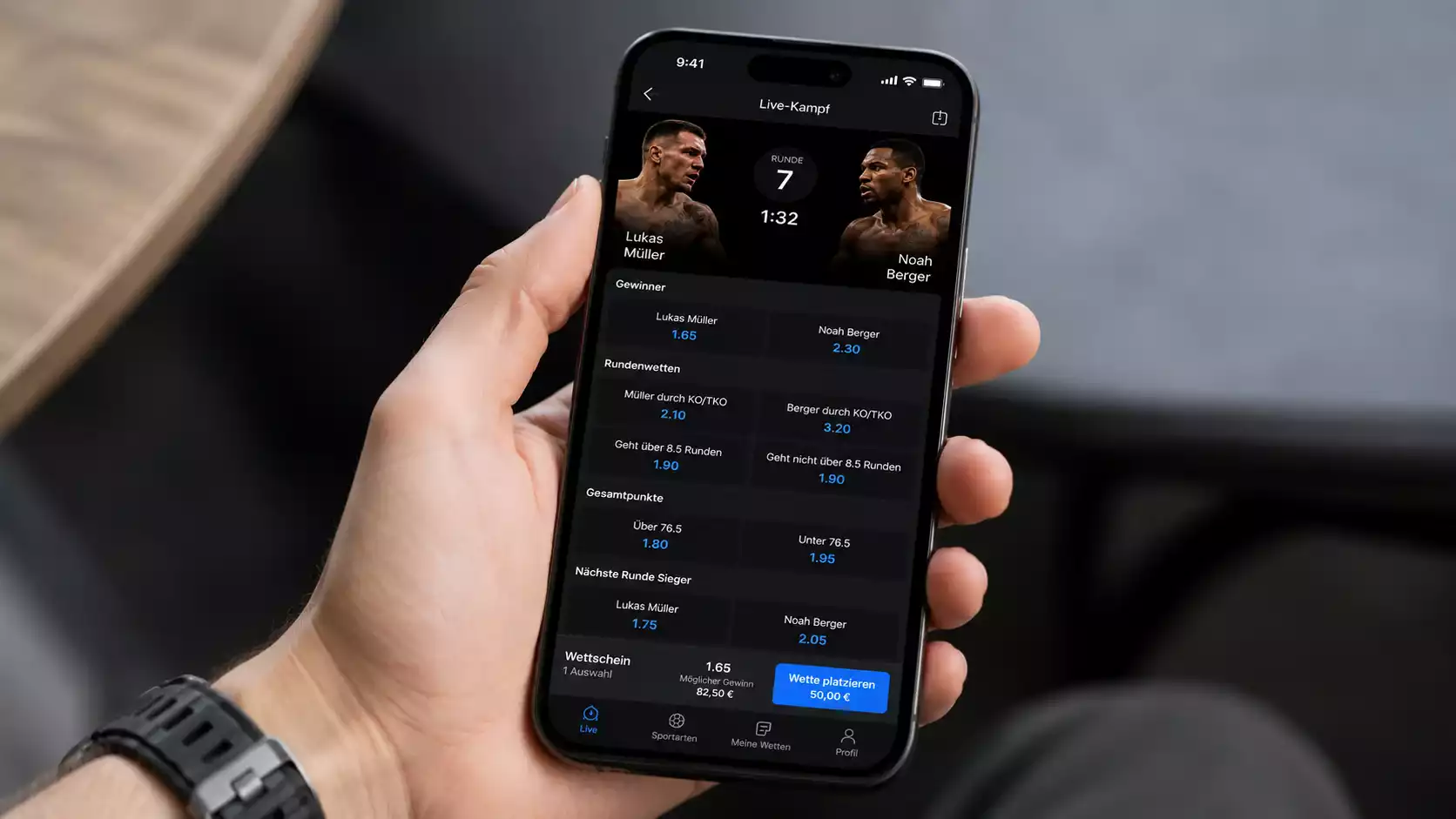 Smartphone mit geöffneter Boxen Live Wetten App zeigt In-Play-Quoten während eines Boxkampfes